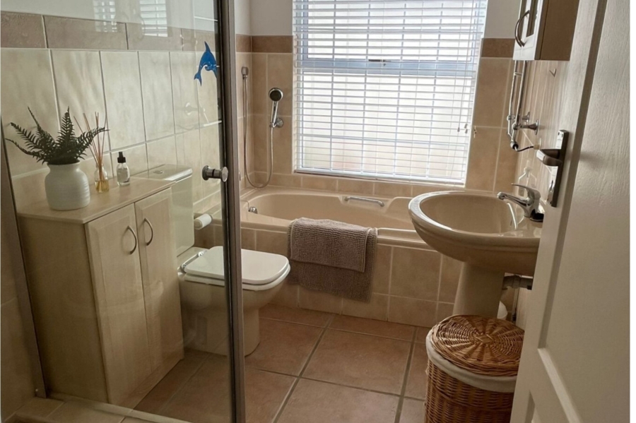 5 Bedroom Property for Sale in Shelley Point Western Cape